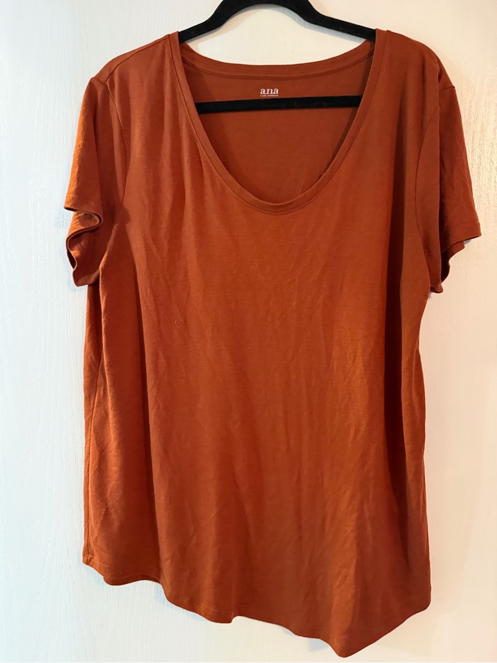 a.n.a Short Sleeve Scoop Neck Tee in Rust Orange